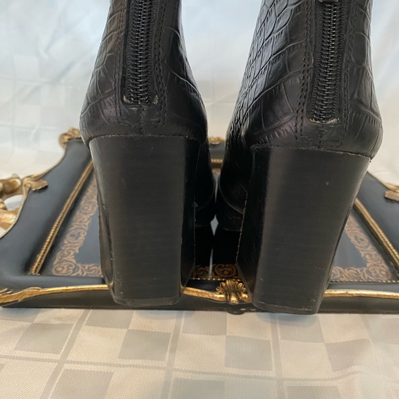 Vince Camuto Crock Embossed,Leather Ankle VFront boots,Zipper, 3.5”heels,Size 7M - Picture 12 of 17